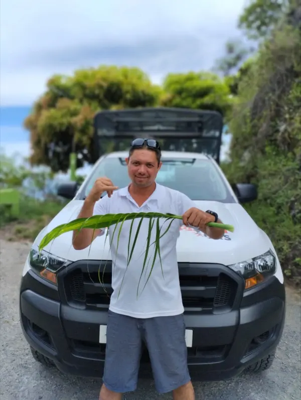 {{ $t('contact.img2.alt'] }}